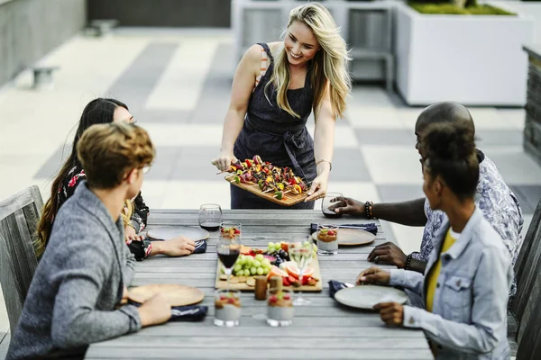 Vrouw Portie Vegan Barbecue Aan Haar Vrienden — Stockfoto