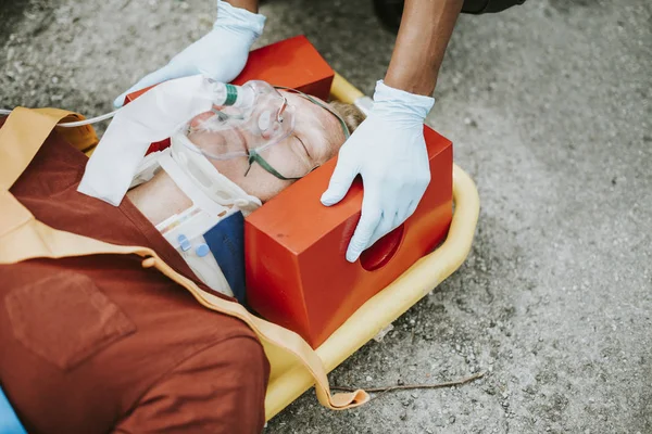 Equipo Paramédico Rescatando Paciente Crítico — Foto de Stock