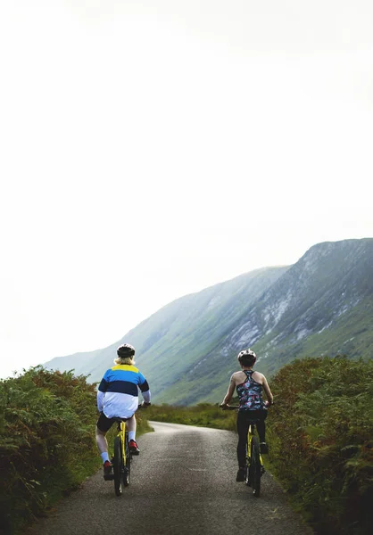 Casal Bicicleta Uma Estrada Nas Terras Altas Escócia — Fotografia de Stock