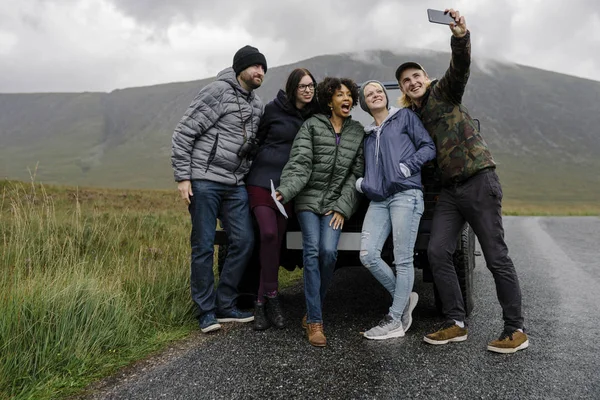 Baráti Társaság Vesz Egy Selfie Glen Etive Skócia — Stock Fotó