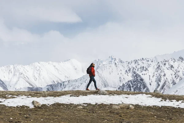 Mujer Joven Trekking Himalaya — Foto de Stock