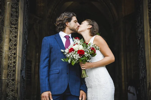 Casamento Recém Casado Nos Degraus Igreja — Fotografia de Stock