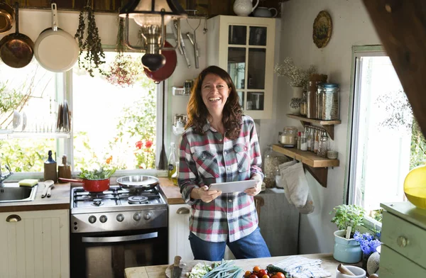 Mulher Feliz Lendo Uma Receita Uma Tela — Fotografia de Stock