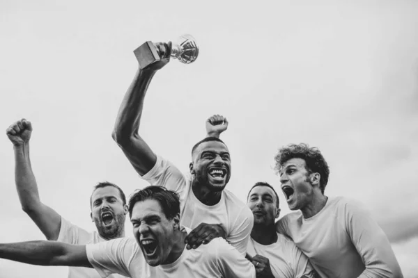Equipe Jogadores Futebol Comemorando Sua Vitória — Fotografia de Stock