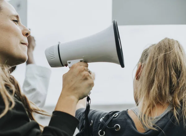 Ativista Feminina Gritando Megafone — Fotografia de Stock