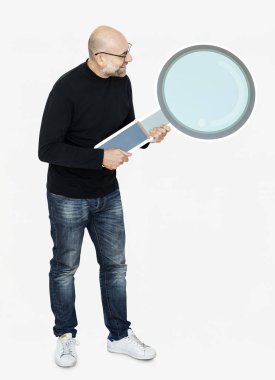 Neşeli adam bir büyüteç simgesi tutan