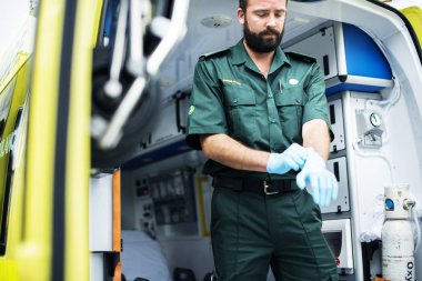Sağlık görevlileri ambulans ile iş yerinde