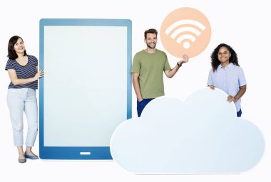 Kablosuz farklı simgeler ve bulut teknoloji tema holding insanlar