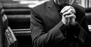 Kilisede dua yalnız Hıristiyan adam