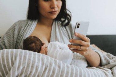 Bir smartphone kullanarak emzirme anne