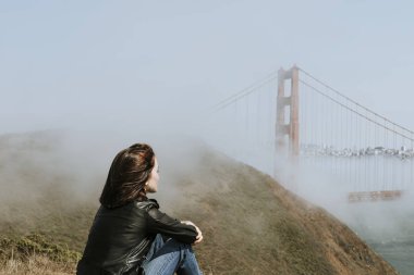 Golden Gate Köprüsü San Francisco manzarayı kadın