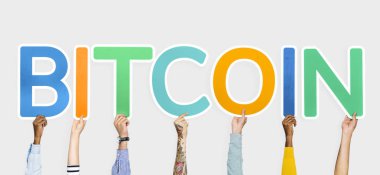 Kelime bitcoin oluşturan renkli mektupları holding eller