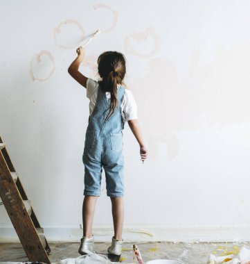 Genç kız boyama duvarları pembe