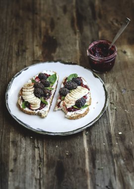 Böğürtlen reçeli vegan krem peynirli tost