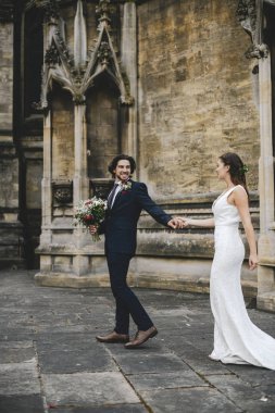 Gelin ve damat kilise dışında