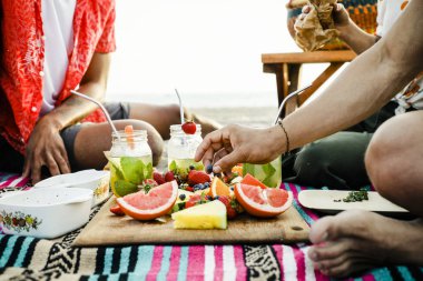 Plaj piknik arkadaşlar