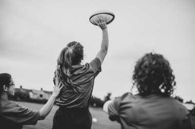 Kadın rugby oyuncusu bir top atma