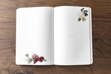 Çiçek defter mockup ahşap bir masa üzerinde