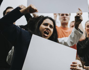 Grup kızgın eylemciler protesto ediyor