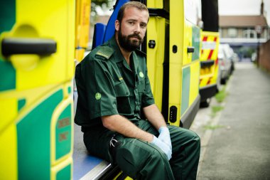 Sağlık görevlileri ambulans ile iş yerinde