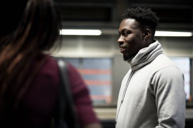 İki yabancı bir metro istasyonunda Toplantı