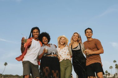 Grup çeşitli arkadaşıyla sahilde takılmak