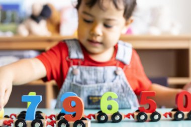 Küçük çocuk kreş matematik ahşap oyuncak oynuyor