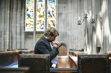 Kilisede dua yalnız Hıristiyan adam