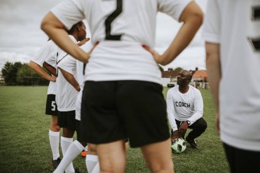 Bayan futbol oyuncular için koç dinleme