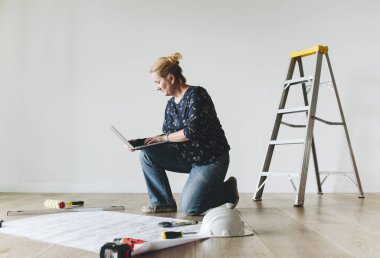 Kadın mimar bir dizüstü bilgisayar kullanarak