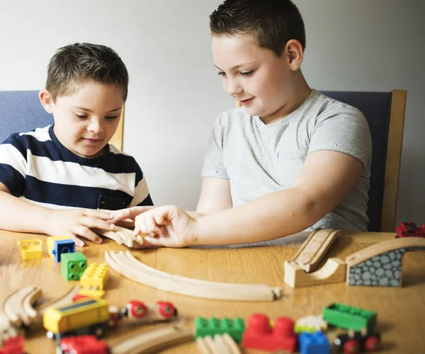 Bröder Som Spelar Med Block Tåg Och Bilar — Stockfoto