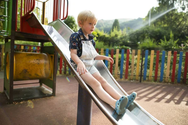 Niño Jugando Tobogán Parque Infantil —  Fotos de Stock