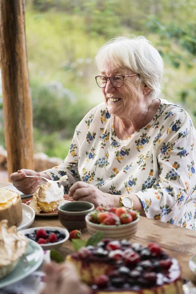 Бабушка Десертом Веранде — стоковое фото