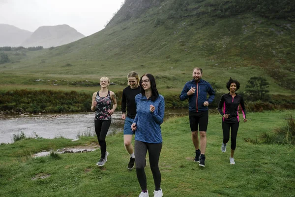 Gruppe Von Freunden Joggt Der Natur — Stockfoto