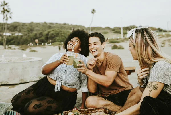 Diversos Amigos Disfrutando Una Fiesta Playa —  Fotos de Stock