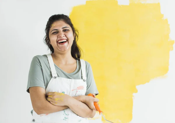 Mulher Pintando Suas Paredes Amarelo — Fotografia de Stock