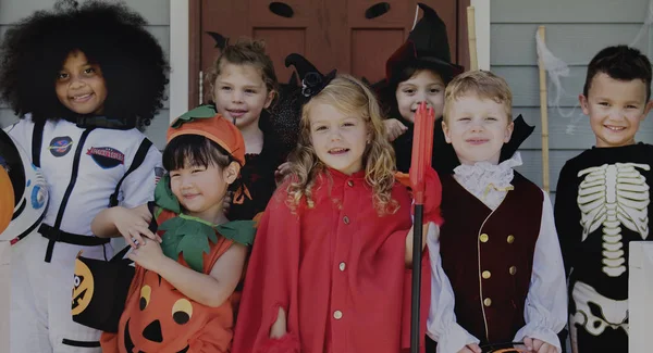 Kleine Kinder Tricksen Oder Behandeln Halloween — Stockfoto