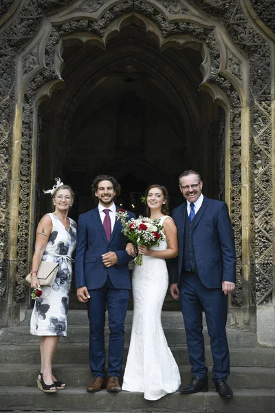 Frischvermählte Mit Ihrer Familie Außerhalb Der Kirche — Stockfoto