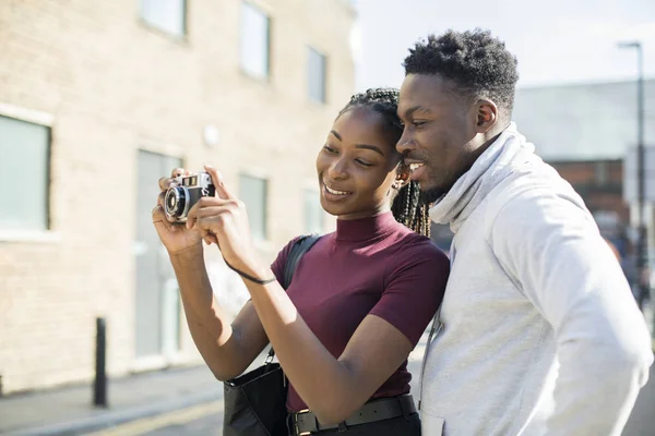 Donna Che Utilizza Una Fotocamera Analogica — Foto Stock