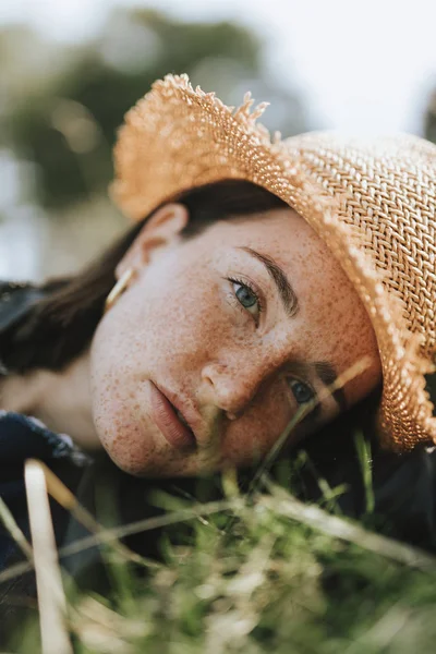 Retrato Uma Bela Jovem Com Sardas — Fotografia de Stock