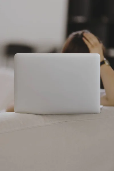 Dizüstü Bilgisayarda Çalışan Bir Kadın — Stok fotoğraf