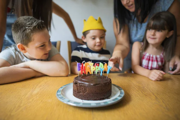 Família Celebrando Aniversário Seu Filho — Fotografia de Stock