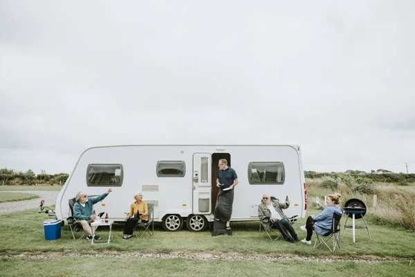 Pessoas Idosas Desfrutando Fora Trailer — Fotografia de Stock