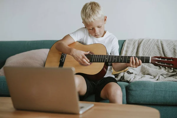 Menino Aprendendo Tocar Guitarra Através Uma Chamada Vídeo Com Seu — Fotografia de Stock