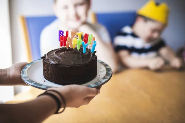 Pai Trazendo Bolo Aniversário — Fotografia de Stock