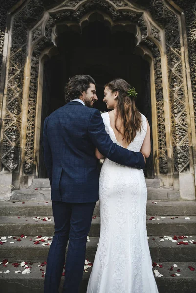 Yeni Evli Çift Kilise Merdivenlerinde — Stok fotoğraf