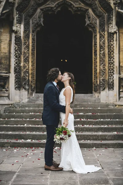 Feliz Casal Recém Casado Igreja — Fotografia de Stock