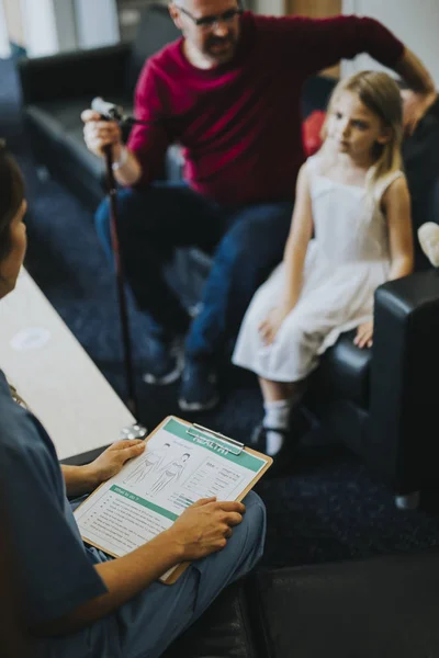 Padre Hija Escuchando Atentamente Enfermera — Foto de Stock