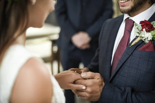 Groom Colocando Aliança Casamento Sua Noiva — Fotografia de Stock