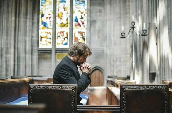 Homme Chrétien Solitaire Priant Dans Église — Photo